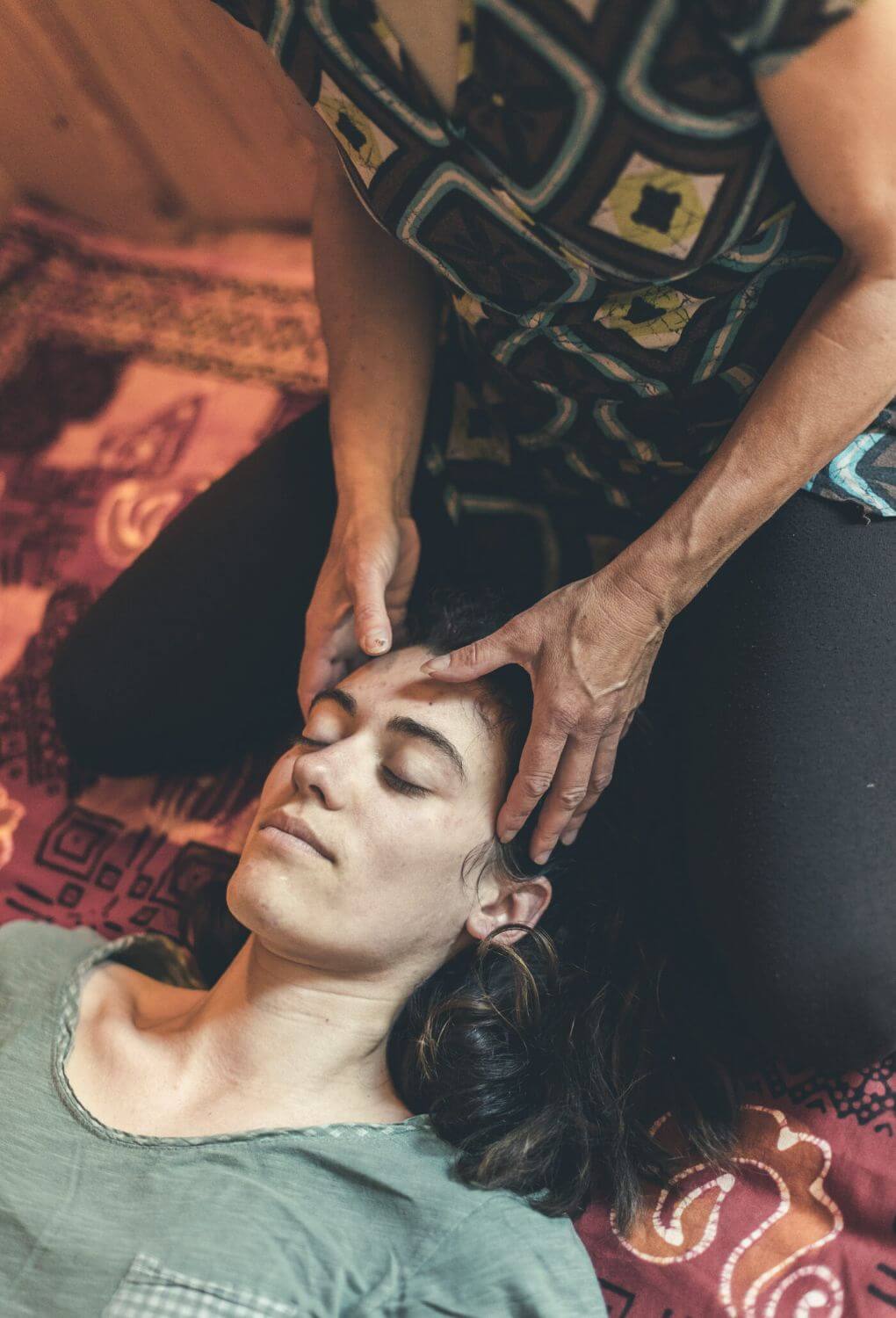 Une femme au visage détendu et éclatant lors d'un massage kobido.